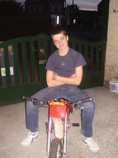 moi sur la pocket bike